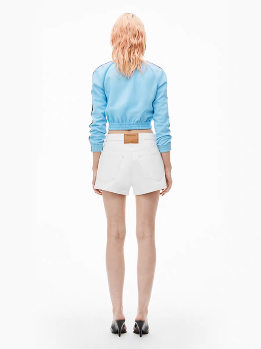 White High-Waisted Denim Shorts with Leather Brand Patch - 图片 2